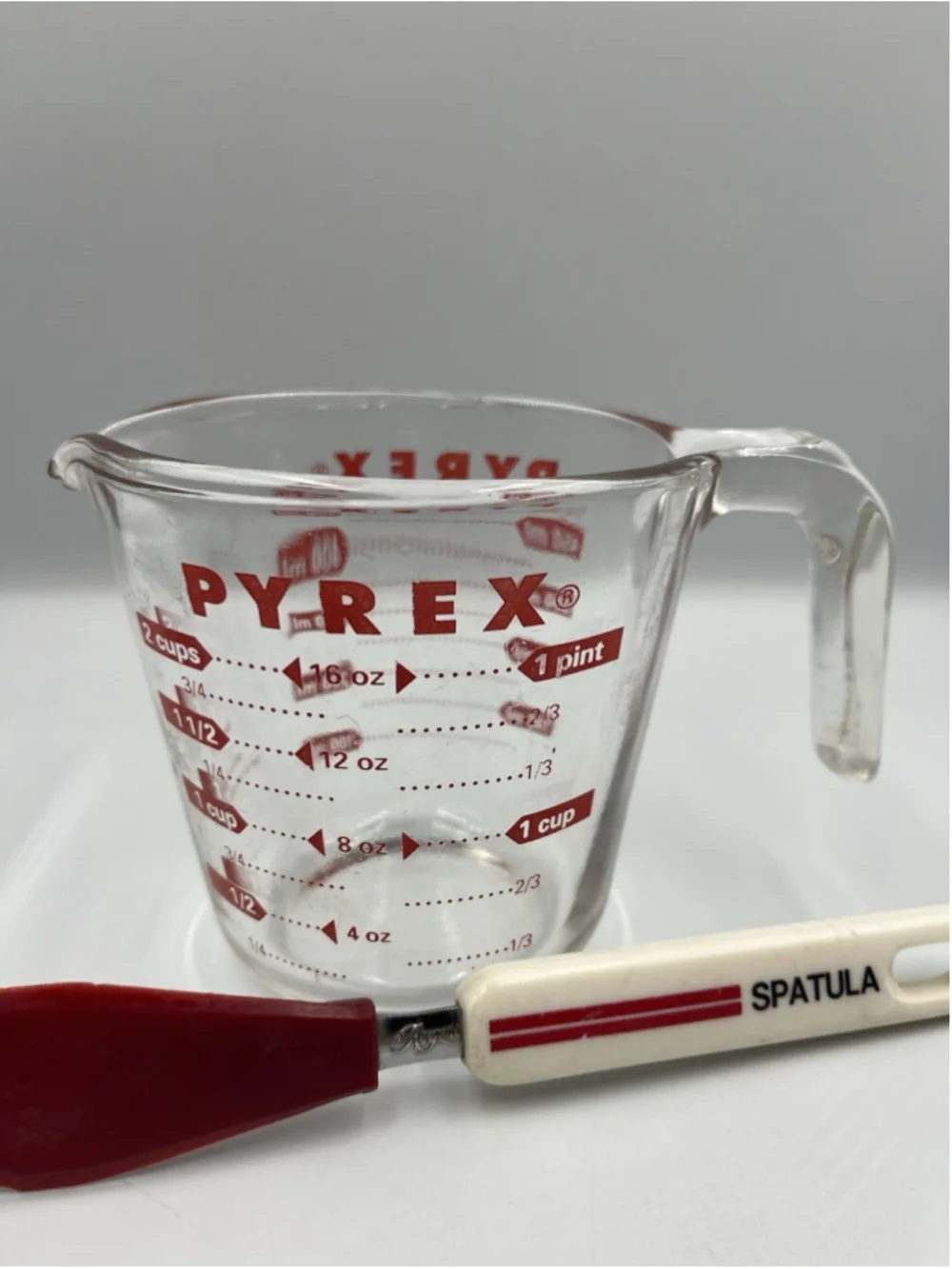 RARE VINTAGE ROGERS Co NYLON LONG ICING SPREADER RED JAPAN W/PYREX MEASURECUP